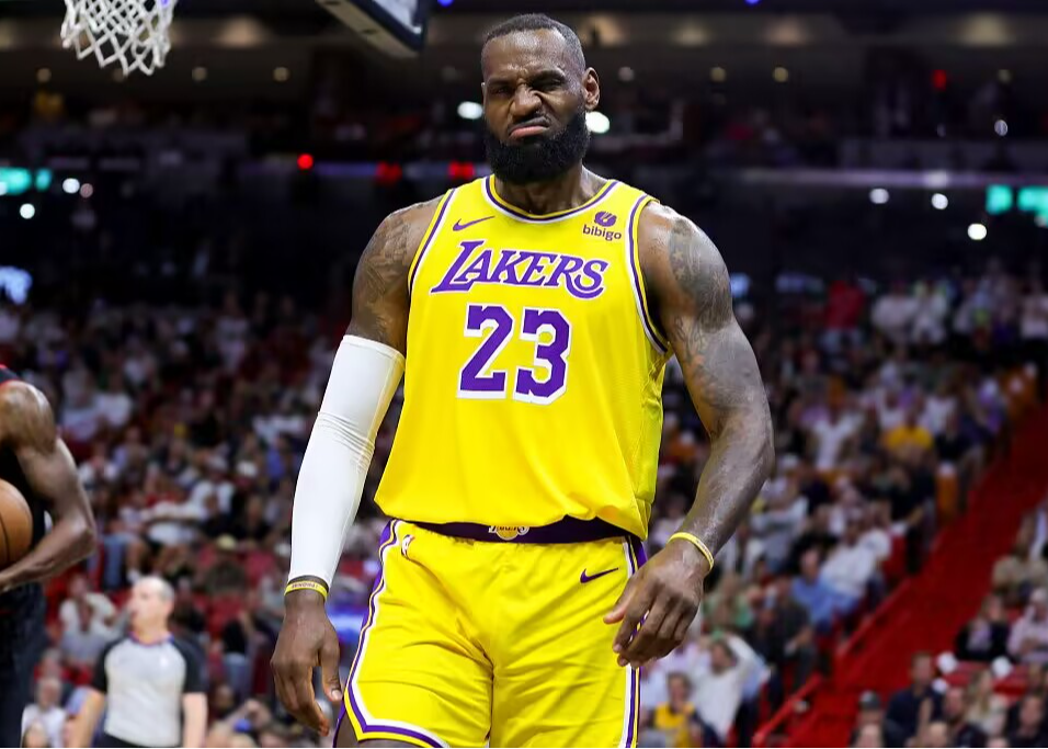 美记：詹姆斯还未决定自己的未来，他会等赛季结束后再考虑